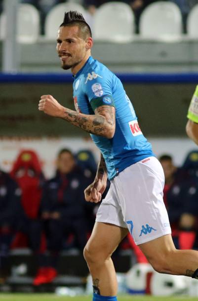  Il capitano azzurro segna di sinistro l&#39;1-0 sul Crotone grazie all&#39; assist di Allan. Ansa